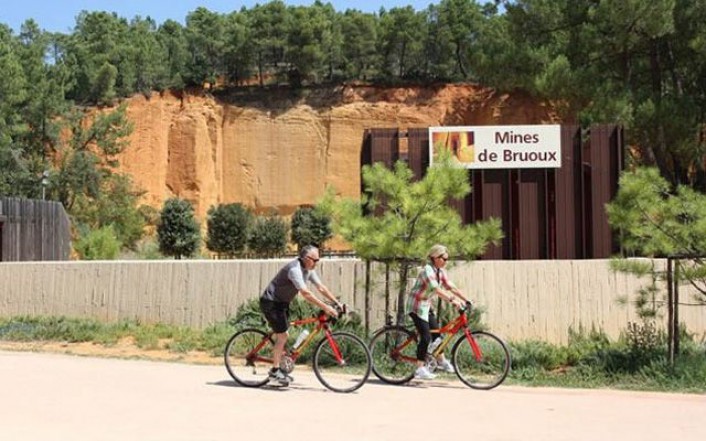 Fietsen door het okerkleurige landschap