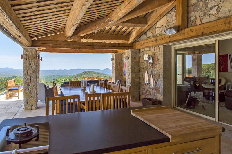 Overdekt terras met zomerkeuken o.a. pizza oven