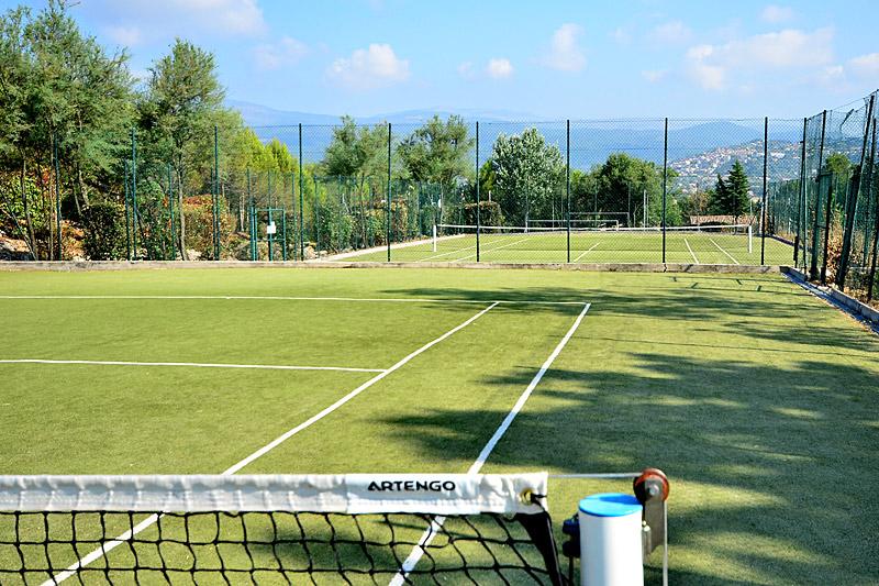 De gemeenschappelijke tennisbanen