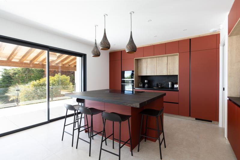 Luxe open keuken bij het terras