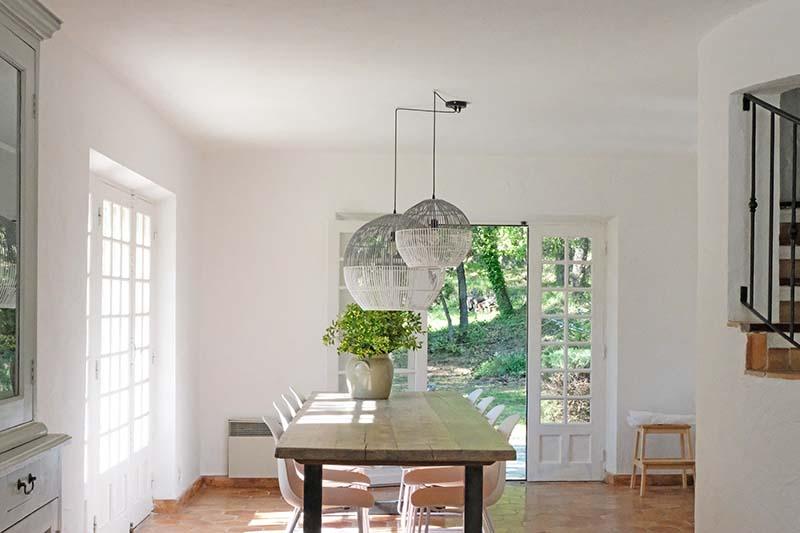 Eettafel met rechts open keuken
