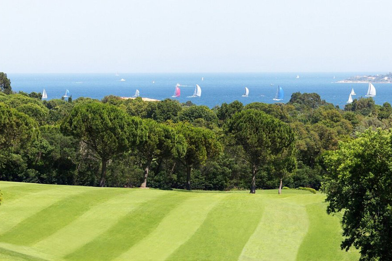 Zicht achterzijde villa op golfbaan